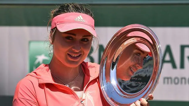 Paula Badosa, con el trofeo de campeona júnior de Roland Garros