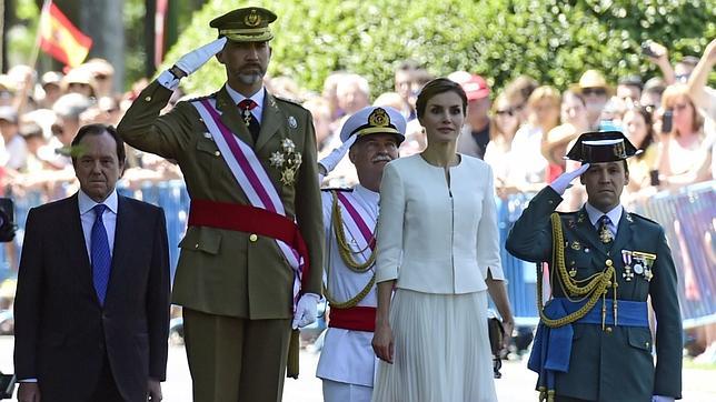 El conjunto blanco inmaculado de la Reina Letizia en el día de las Fuerzas Armadas