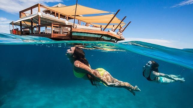 Vídeo: Un asombroso bar flotante literalmente en medio del océano