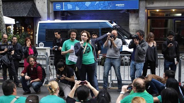 Ada Colau manifestándose en Barcelona frente a una sede del Partido Popular
