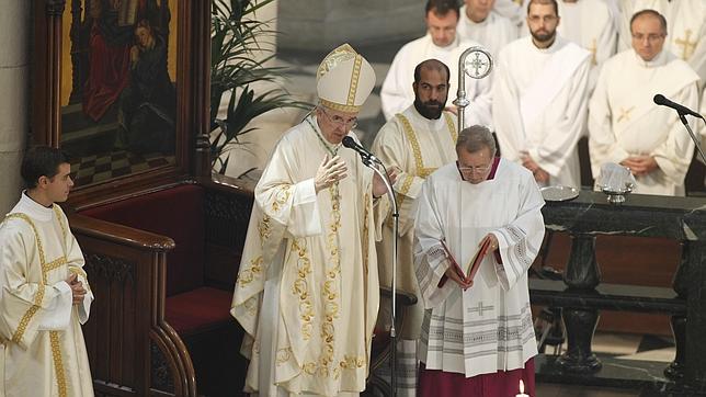 Monseñor Carlos Osoro preside su primer Corpus Christi en la Catedral de la Almudena