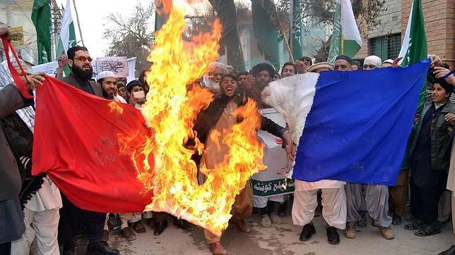 Islamistas radicales de Pakistán queman una bandera de Francia, protestando contra la revista Charlie Hebdo