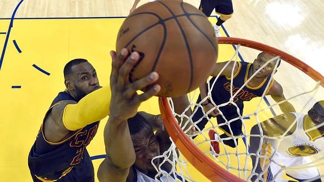 Un inmenso LeBron James empata la final