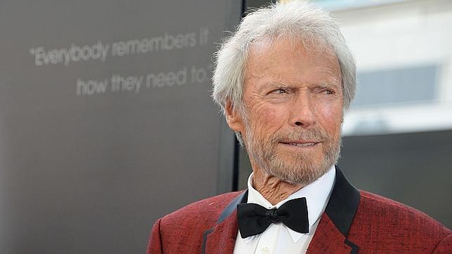 Clint Eastwood se mofa de Caitlyn Jenner