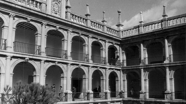 Patio de la Universidad de Alcalá de Henares en una fotografía de archivo de ABC de 1966