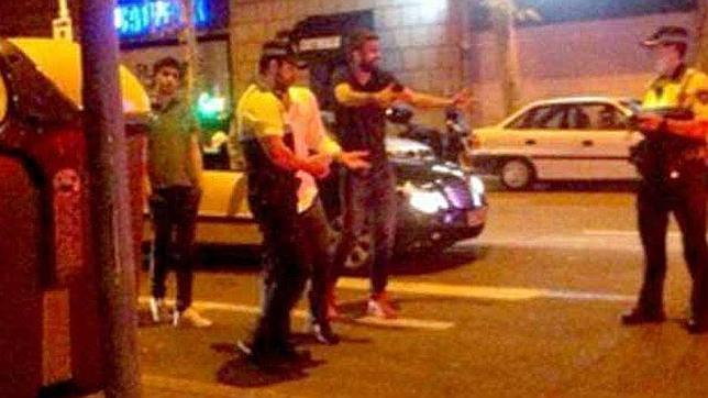 Piqué en plena discusión con los agentes