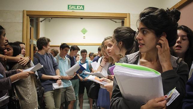 Estudiantes esperan entrar a la prueba en la Facultad de Odontología de la UCM