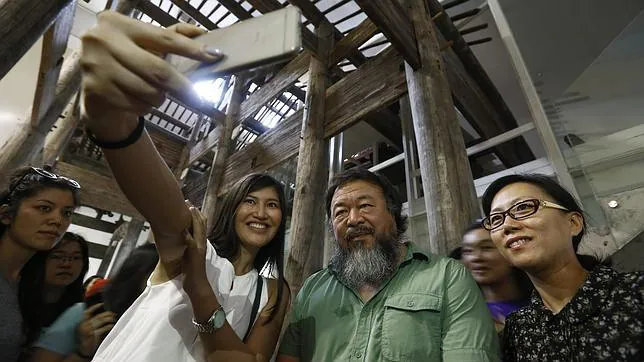 Ai Weiwei se dio un verdadero baño de multitudes entre el cariño de sus fans ayer en Pekín