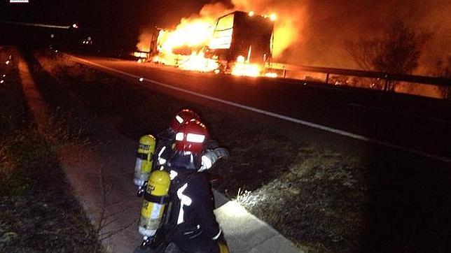 El incendio de un camión con disolventes corta la AP-7 en Benicàssim