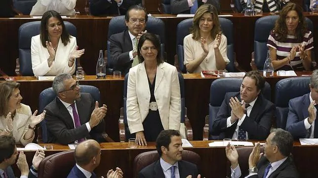 Los diputados aplauden a Paloma Andrados, recién elegida presidenta de la Asamblea