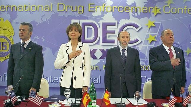 Año 2007: en una reunión de altos mandos estadounidenses y españoles, los norteamericanos se ponen la mano en el pecho cuando suena su himno. Antonio Camacho, entonces secretario de Estado de Seguridad, y el ministro del ramo Alfredo Pérez Rubalcaba, no repiten el gesto cuando suena el nacional