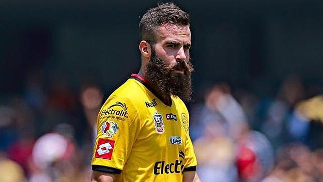 Marc Crosas con la camiseta del Leones Negros de México de la Universidad de Guadalajara