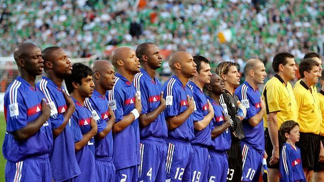 El equipo de fútbol galo de 2005 interpreta el himno con la mano en su pecho