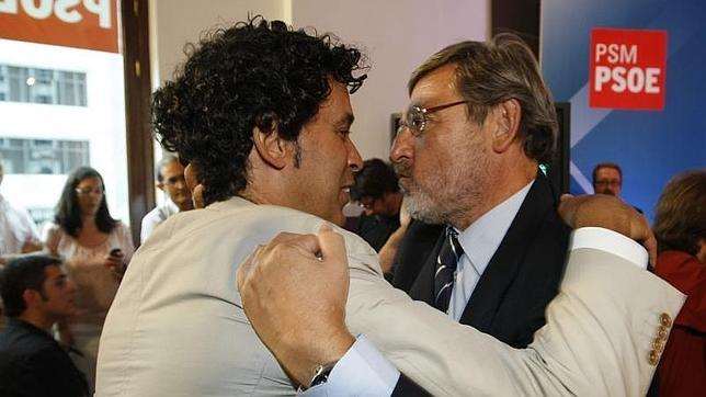 Pedro Zerolo abraza a Jaime Lissavetzky en 2010