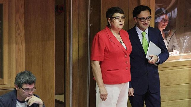 Soneira, vicepresidenta segunda del Parlamento, con Julio Fernández, Valedor do Pobo