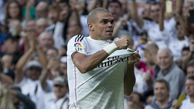 Pepe celebra un gol señalando el escudo del Real Madrid