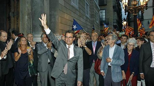 Artur Mas se da un baño de masas independentistas en la plaza Sant Jaume de Barcelona