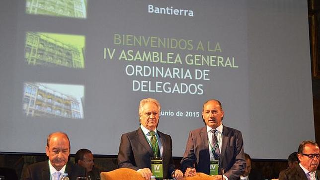 Javier Hermosilla (de pie, a la izqueirda) y José Antonio Alayeto, director general y presidente de Bantierra, respectivamente