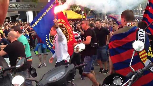 Peleas, bengalas y simbología: los ultras enturbian el triplete del Barcelona