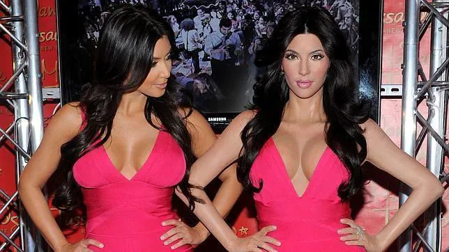 Kim Kardashian junto a su figura de cera