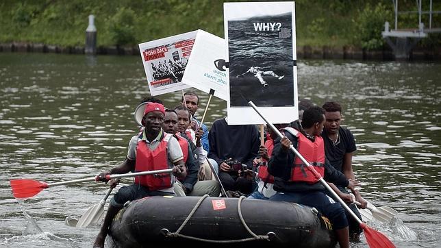 Un barco de inmigrantes protesta en la sede del Parlamento europeo en Estrasburgo