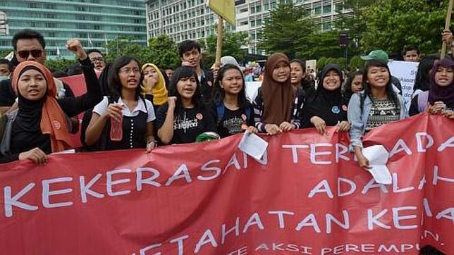 Declaran en una ciudad de Indonesia el toque de queda solo para mujeres para reducir la violencia sexual