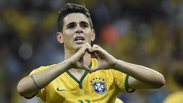 Oscar celebra un gol con la camiseta de Brasil