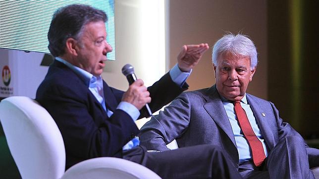 Juan Manuel Santos y Felipe González, durante un coloquio en Bogotá previo al viaje del expresidente a Venezuela