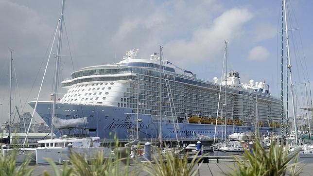 Atraca en La Coruña el crucero con más viajeros llegado nunca a la ciudad