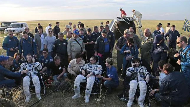 Después de aterrizar, los tres astronautas han atendido a los periodistas