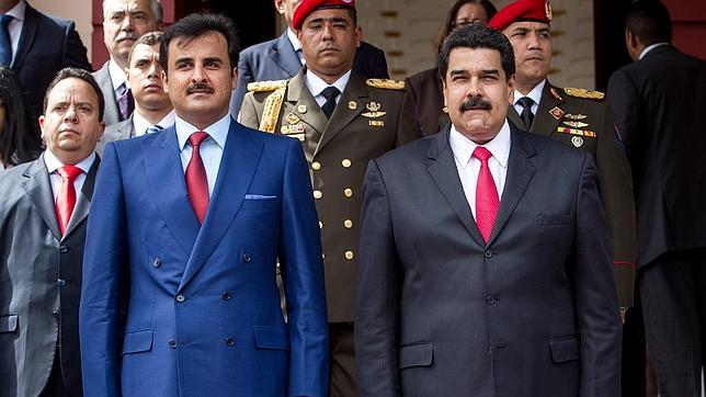 El presidente de Venezuela, Nicolás Maduro (dcha) junto al emir de Catar, Tamin Bin Hamad Al Zani
