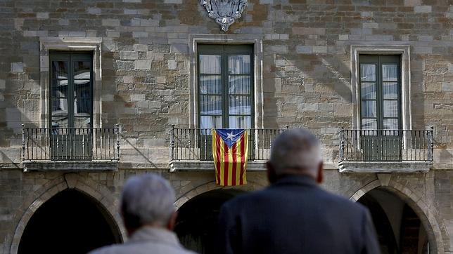 Sede del Ayuntamiento de Manresa (Barcelona) con la bandera independentista en el balcón
