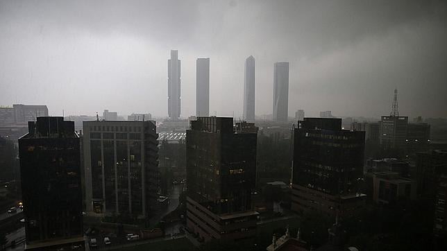 Vista general de Madrid, bajo la espectacular tormenta que azota hoy de lleno a la capital y la comunidad madrileña