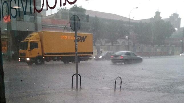 Una espectacular tormenta provoca cortes de luz y de comunicaciones en Madrid