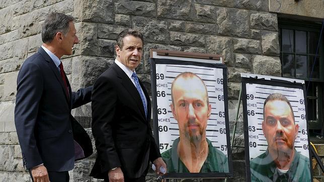 Las autoridades de Nueva York llegan a la rueda de prensa para hablar de los dos fugados, en los carteles