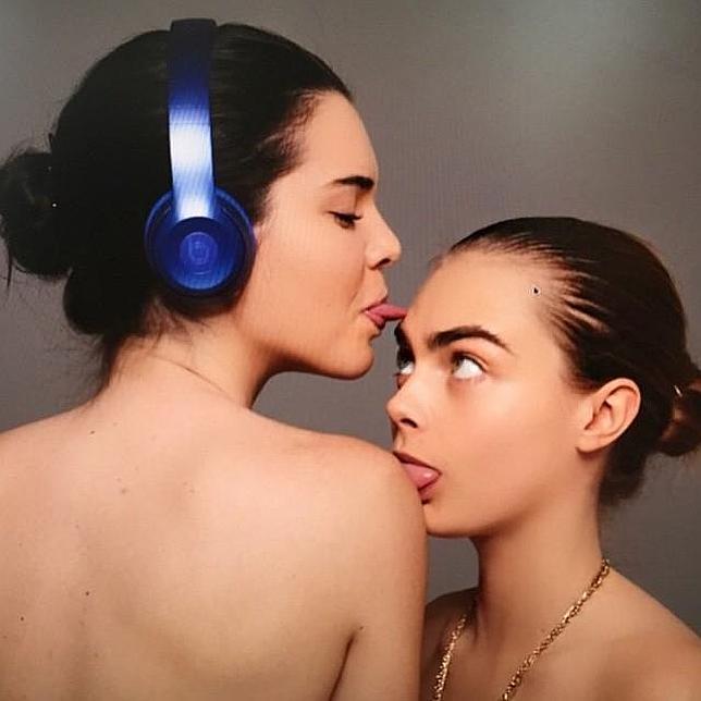 El relamido topless de Cara Delevingne y Kendall Jenner