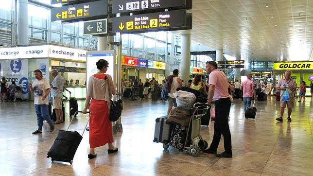Pasajeros a su llegada al aeropuerto Alicante-Elche