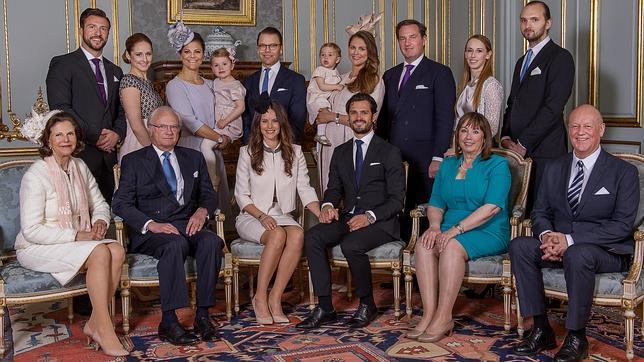 La familia real sueca junto con los Hellqvist