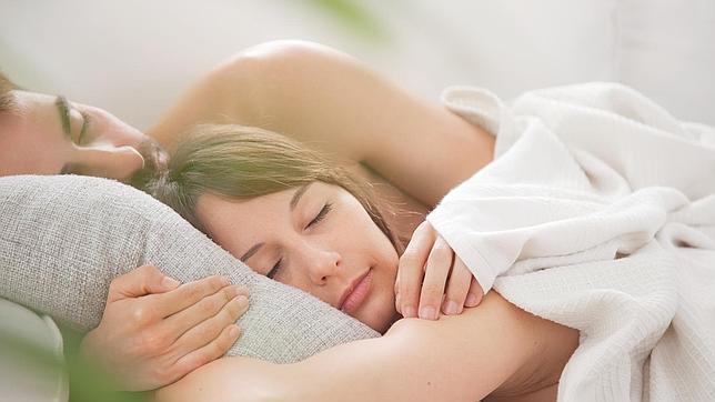 Dormir de lado y con las piernas recogidas evita dolores cervicales
