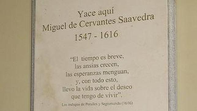 La RAE exige al Ayuntamiento que corrija una errata de la tumba de Cervantes