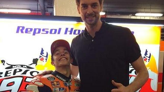 Las risas de Pau Gasol con Márquez y Pedrosa