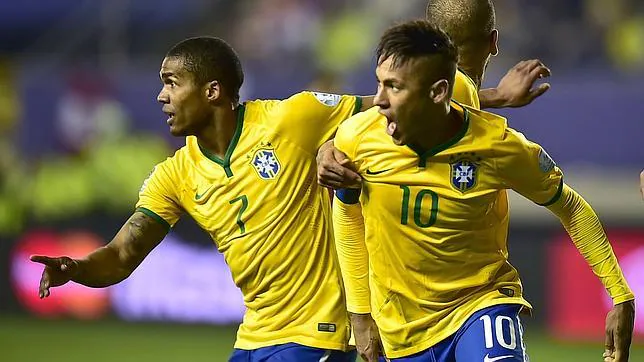 Neymar celebra la victoria de Brasil