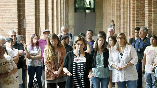 Colau acude a un piso de Nou Barris para comprobar que un desahucio se ha paralizado