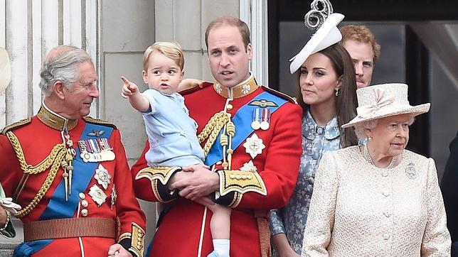 Los Duques de Cambridge con el pequeño Príncipe Jorge en el pasado cumpleaños de la Reina Isabel II