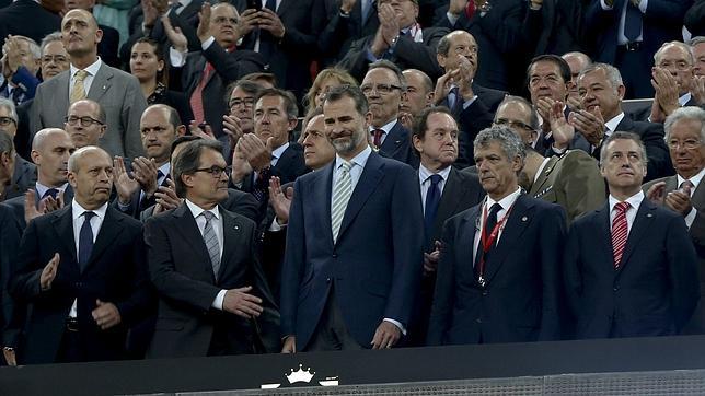 Artur Mas extiende su mano a Felipe VI durante la final de la Copa del Rey
