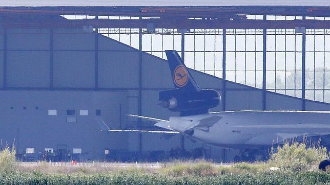 Aterriza en Barcelona el avión con los restos de 30 víctimas del accidente de Germanwings