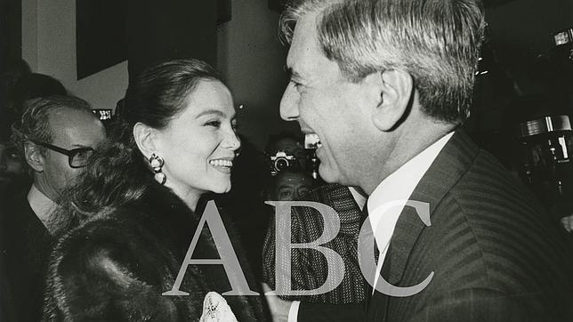 Vargas Llosa saluda a Isabel Preysler en el año 1987. Al fondo, Miguel Boyer.