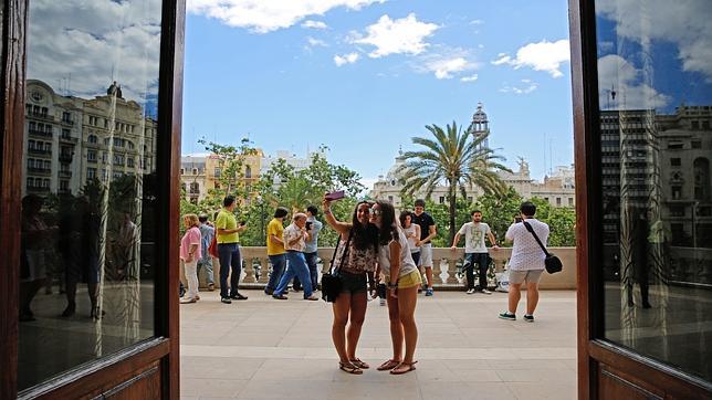 Un «selfie» en el balcón del despacho del nuevo alcalde de Valencia