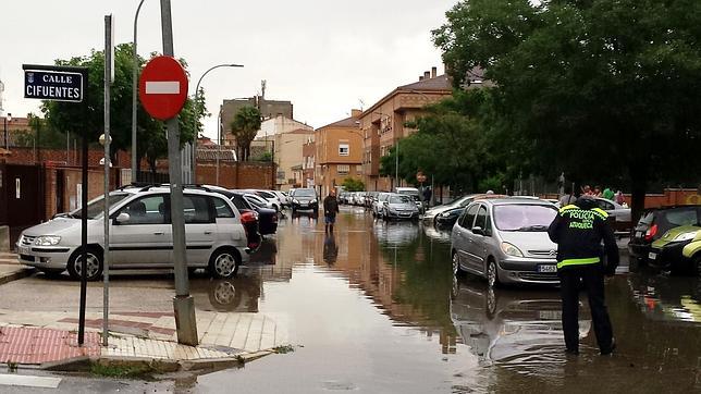Una de las calles del centro de Azuqueca ayer durante las lluvias