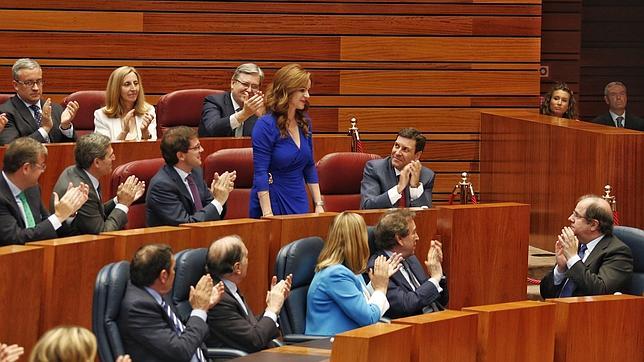 Silvia Clemente recibe los aplausos de sus compañeros tras ser elegida presidenta de las Cortes